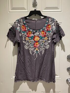 Unbranded Embroidered Floral Short Sleeve Scoop Neck Top Size Medium - Charcoal